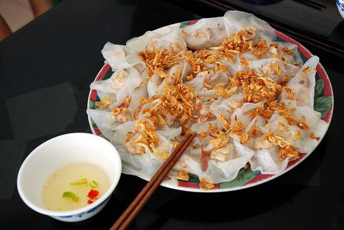 White Rose dumplings topped with fried shallots and served with dipping sauce in Hoi An