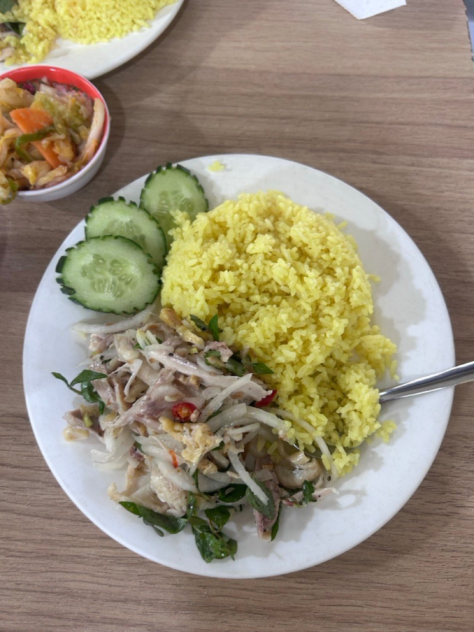 Cơm gà Hội An khác cơm gà Tam Kỳ và Đà Nẵng thế nào? 3 Đĩa cơm vàng với gà xé, hành và dưa leo trong ảnh cơm gà Đà Nẵng