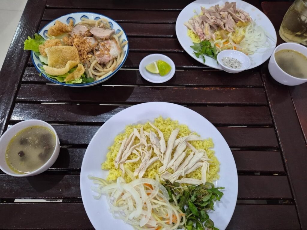 호이안 껌가(Com Ga)란? 맛·가격·먹는 법 가이드 4 호이안 껌가 메뉴의 닭고기와 스페셜 찢은 닭고기밥