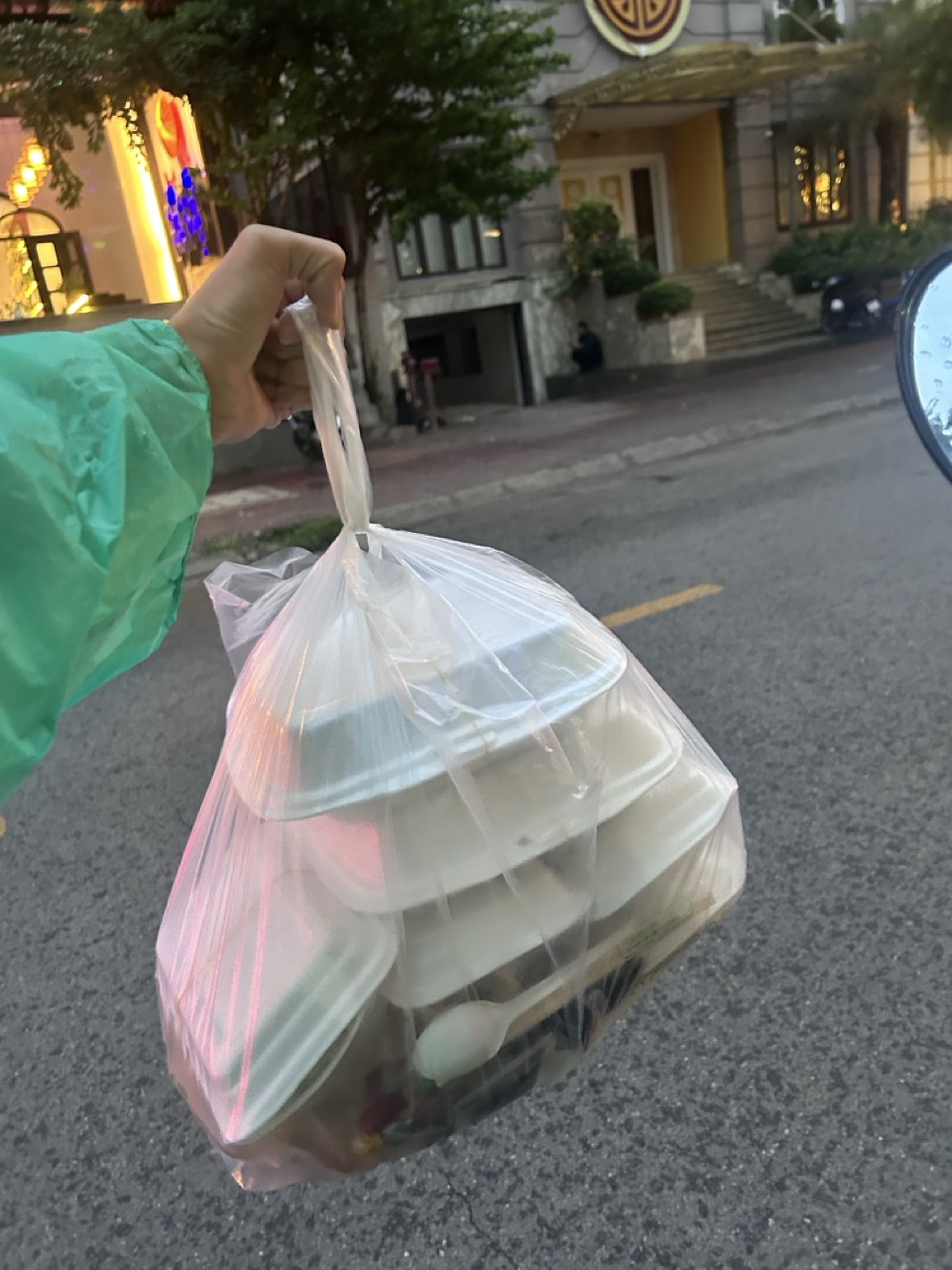 Đơn cơm hộp được giao đến khu vực Hội An