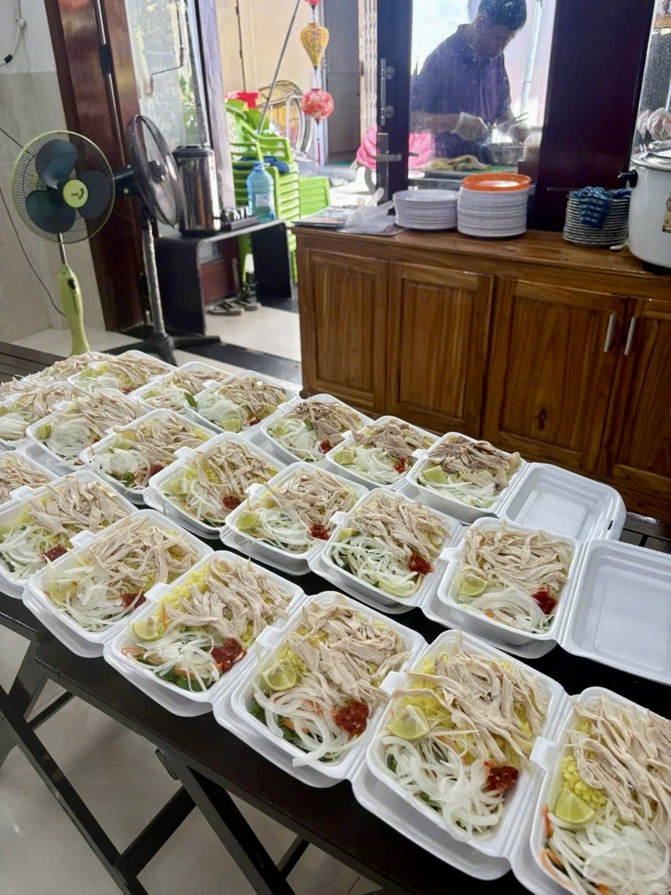 Nhiều phần cơm gà Hội An được chuẩn bị cho đơn số lượng lớn