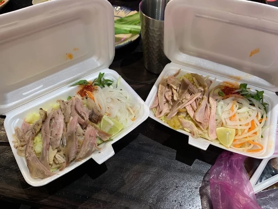 Hai phần cơm gà xé Hội An đóng hộp để giao cho khách
