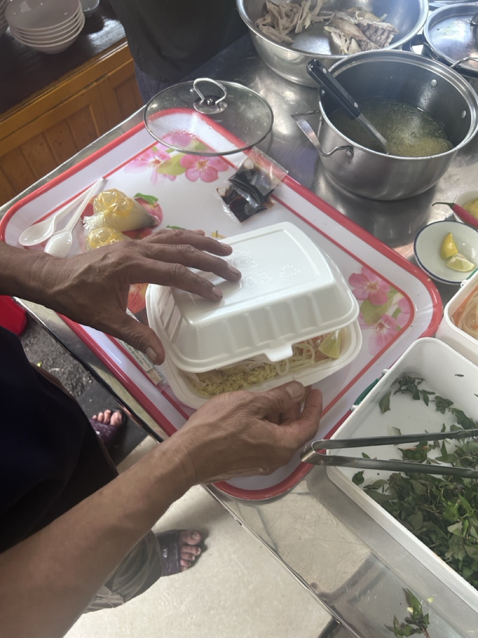 Quán đóng hộp cơm gà Hội An trước khi giao tận nơi