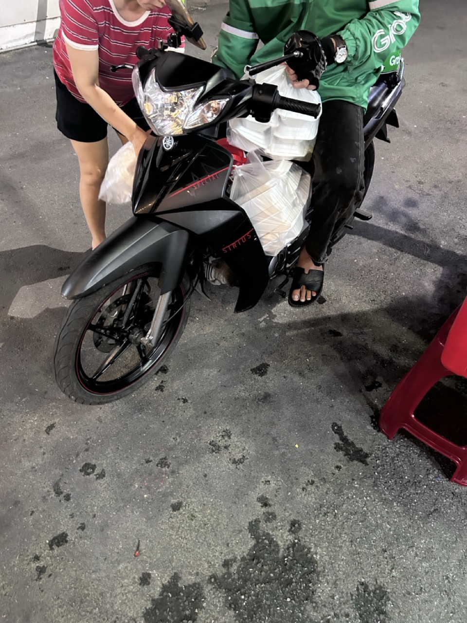 Shipper nhận nhiều phần cơm gà đã đóng gói tại quán